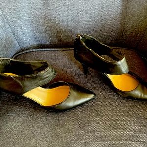 Ellen Tracy zip back heels.